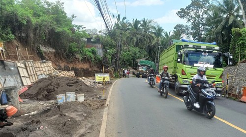 Satu dari tiga truk yang kompak mogok di tikungan Desa Samsam, Kecamatan Kerambitan, Tabanan, pada Sabtu (15/7/2023). (istimewa)