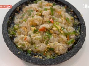 YouTuber Korea Ini Doyan Seblak Rafael, Makannya Pakai Nasi!