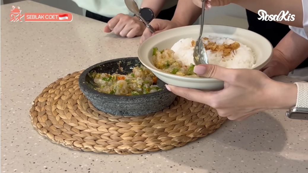 YouTuber Korea Rosakis cobain bikin seblak ala Rafael Tan dan menyantapnya dengan nasi