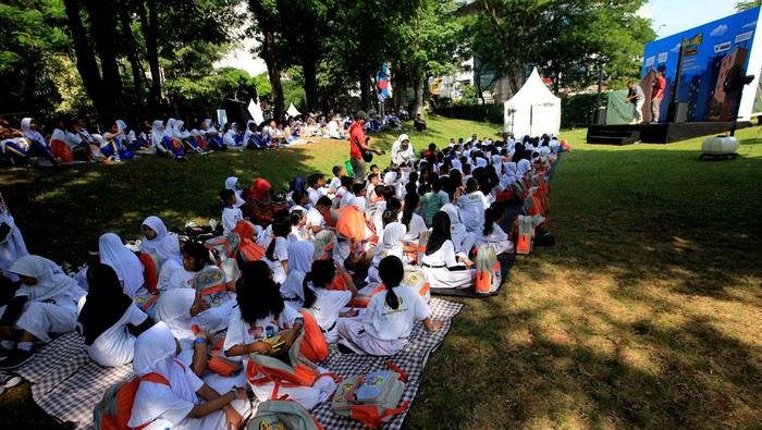 Sinergi Perkuat Wahana Literasi Keuangan Anak Michellina L. Triwardhany, Presiden Direktur Prudential Indonesia (tengah) dan Indrijati Rahayoe, Chief HR & Community Investment, Prudential Syariah Indonesia (kanan) sedang berinteraksi dengan anak-anak pada acara peluncuran permainan edukatif berbasis website atau e-learning interaktif “Cha-Ching Money Adventures” di Urban Forest Cipete, Jakarta. Sabtu, (15/7/2023).