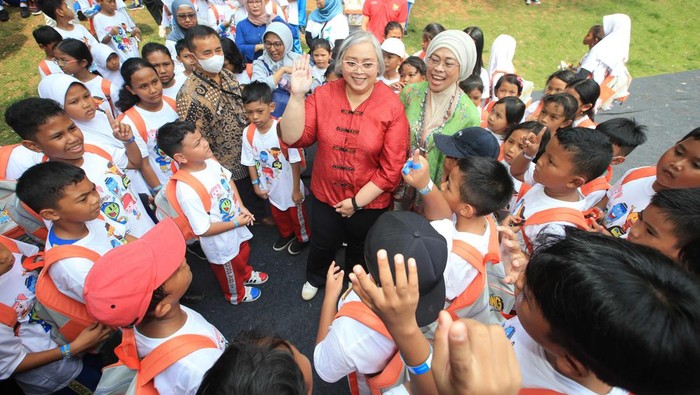 Michellina L. Triwardhany, Presiden Direktur Prudential Indonesia (tengah) dan Indrijati Rahayoe, Chief HR & Community Investment, Prudential Syariah Indonesia (kanan) sedang berinteraksi dengan anak-anak pada acara peluncuran permainan edukatif berbasis website atau e-learning interaktif “Cha-Ching Money Adventures” di Urban Forest Cipete, Jakarta. Sabtu, (15/7/2023).