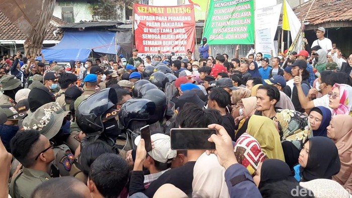 Suasana di Pasar Banjaran Bandung.