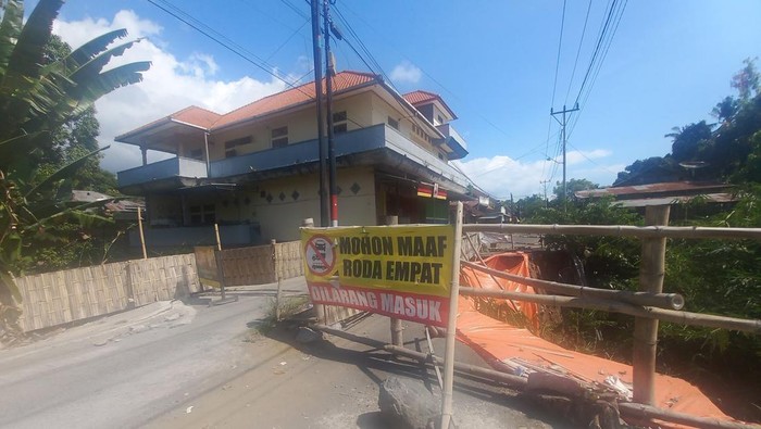 Suasana ruas Lingkungan Bakung, Kelurahan Sukasada, Kecamatan Sukasada, Kabupaten Buleleng, Bali yang akan diperbaiki, Sabtu (15/7/2023). (Made Wijaya Kusuma)