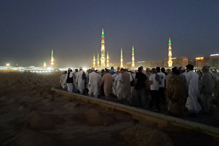 Peziarah mengunjungi makam Baqi di Madinah, Arab Saudi, Sabtu (15/7/2023). Pemakaman seluas 174.962 meter persegi itu merupakan lokasi dikuburkannya jenazah keluarga dan sahabat Nabi Muhammad SAW serta selalu dipadati peziarah yang datang setelah shalat subuh. ANTARA FOTO/Wahyu Putro A/nym.