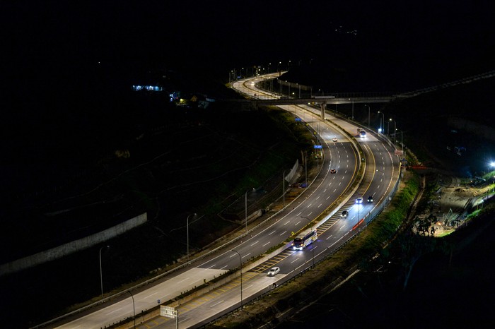 Kendaraan melintas di Jalan Tol Cisumdawu, Kabupaten Sumedang, Jawa Barat, Jumat (14/7/2023). Setelah diresmikan Presiden Joko Widodo, Pemerintah melalui Kementerian PUPR menggratiskan tarif tol hingga 2-3 pekan ke depan. ANTARA FOTO/Raisan Al Farisi/rwa.