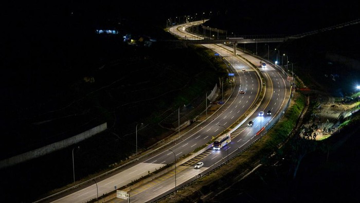 Kendaraan melintas di Jalan Tol Cisumdawu, Kabupaten Sumedang, Jawa Barat, Jumat (14/7/2023). Setelah diresmikan Presiden Joko Widodo, Pemerintah melalui Kementerian PUPR menggratiskan tarif tol hingga 2-3 pekan ke depan. ANTARA FOTO/Raisan Al Farisi/rwa.