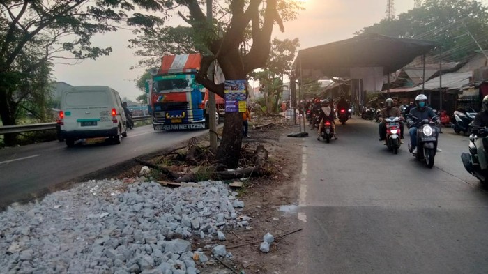 Tenda hajatan di tengah jalan di Kalimalang (dok istimewa)