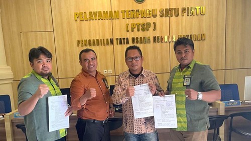 Tiga PNS melayangkan gugatan kepada Bupati Dompu Kader Jaelani melalui PTUN Kota Mataram, karena dugaan mutasi melanggar hukum.