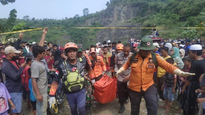 Tiga pria tenggelam di danau kuari Cigudeg, Bogor, ditemukan tewas pada Jumat (15/7/2023) siang. Ketiganya tewas saat menjalani ritual pengobatan.