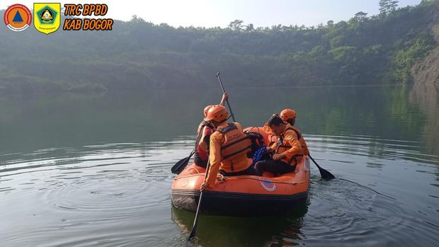 Tiga pria tenggelam di danau kuari Cigudeg, Bogor, ditemukan tewas pada Jumat (15/7/2023) siang. Ketiganya tewas saat menjalani ritual pengobatan.