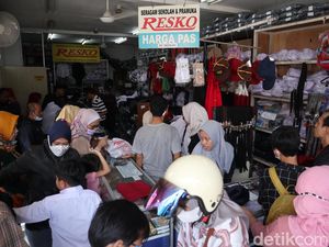 Toko Perlengkapan Sekolah di Bandung Diserbu Pembeli Jelang Tahun Ajaran Baru
