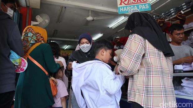 Toko perlengkapan sekolah di Bandung diserbu pembeli jelang tahun ajaran baru.