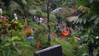 Areal perkuburan di tepi bukit Seberang Padang itu longsor akibat intensitas hujan tinggi sejak Kamis (13/7/23).