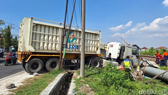 truk tabrak warung di lamongan