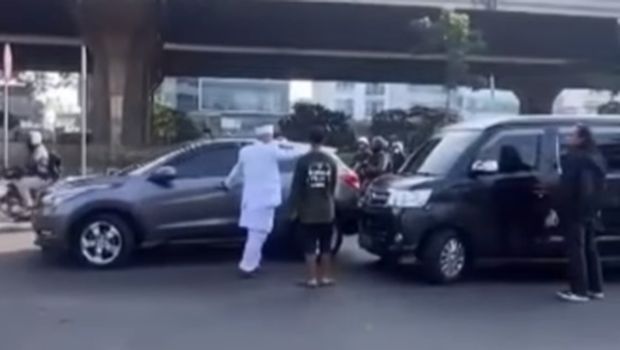 Viral Aksi Pengantin Pria Ngamuk Hingga Tendang Mobil di Jaksel