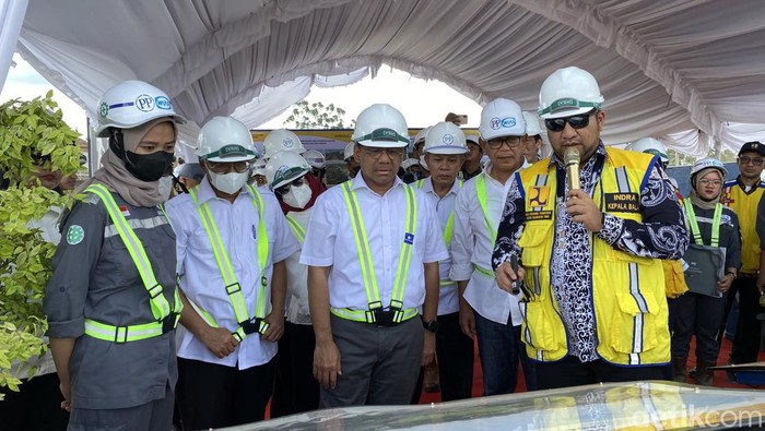 Wamenkeu Suahasil Nazara meninjau pembangunan IKN.