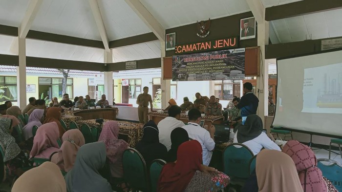 Warga Kecamatan Jenu, Tuban saat diajak bertemu dengan Pertamina soal pembebasan lahan untuk pelebaran jalan.