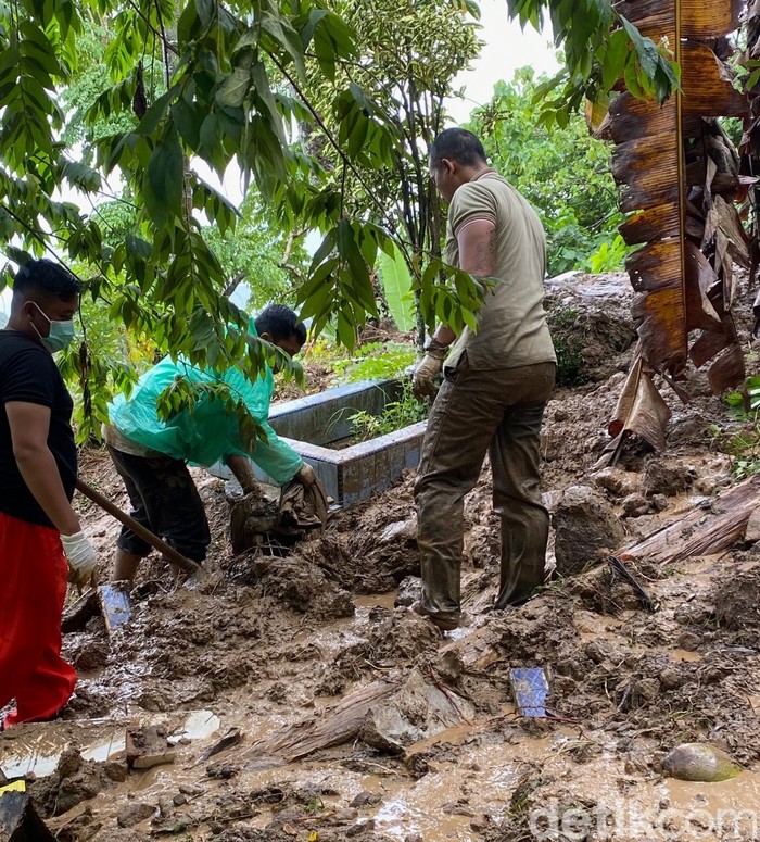 Mayat keluar dari kuburan