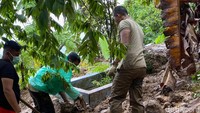 3 orang relawan yang terdiri dari TNI dan warga berupaya mencari bagian tubuh mayat yang diduga tertimbun material longsor. (M Afdal Afrianto/detikSumut)