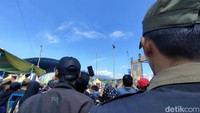 Kesenian Lais ini, masih lestari sampai sekarang. Para pelestari seni tradisional ini, masih sering dipanggil untuk mengisi acara hajatan. Meskipun terus-menerus digerus zaman, tapi mereka masih ada dan tetap bertumbuh (Foto: Hakim Ghani/detikJabar)