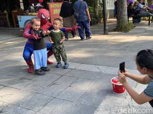 Anak Mau Masuk SD, Spider-Man Bandung Kerja Banting Tulang