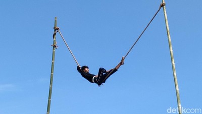 Seni Ekstrem Sunda Lais yang Bikin Penonton Sport Jantung