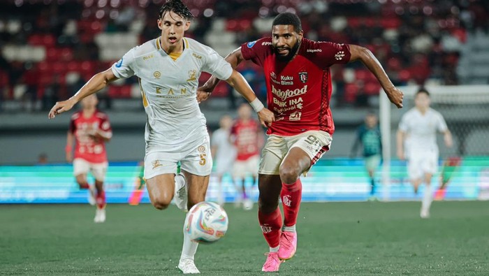 Tiga kartu merah mewarnai pertandingan Bali United melawan Madura United. Keduanya bermain pincang dengan pemain masing-masing 10 dan 9 orang.