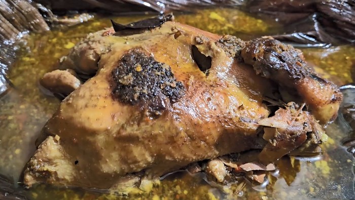 Betutu Gunaksa yang dibakar selama 12 jam menggunakan kulit pinang tua. (Putu Krista)