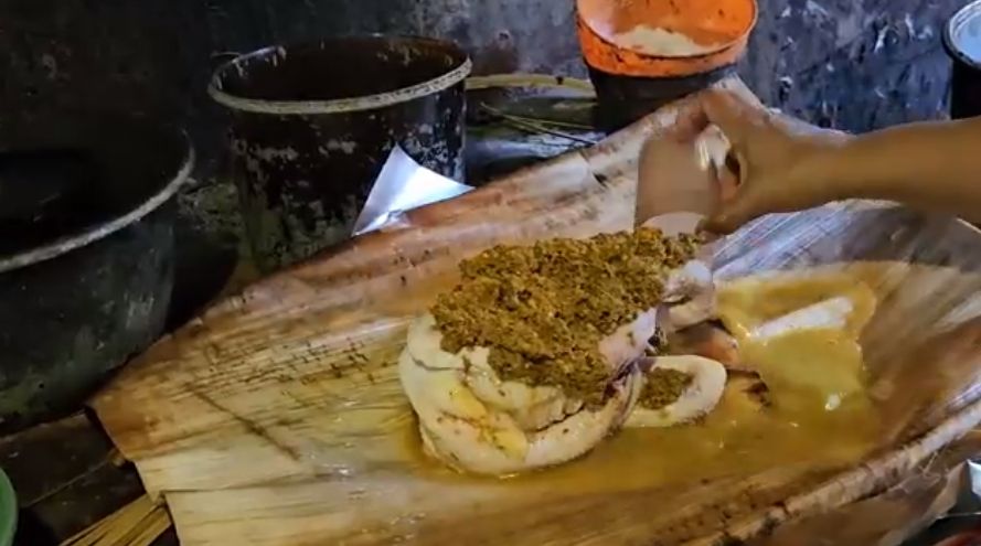 Betutu Gunaksa yang dibakar selama 12 jam menggunakan kulit pinang tua. (Putu Krista)