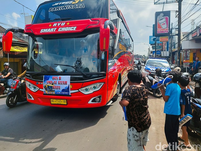Bocah memainkan pianika saat memburu Om telolet om