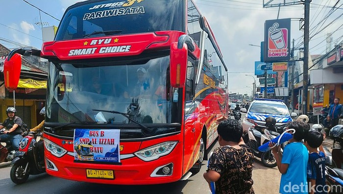 Bocah memainkan pianika saat memburu Om telolet om
