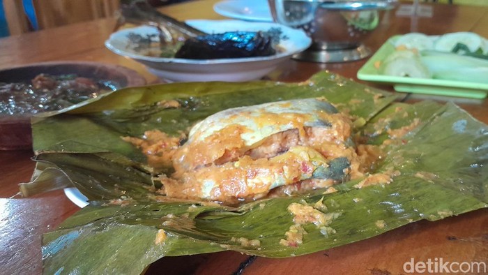 Brengkes ikan patin dengan campuran tempoyak.