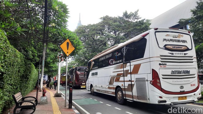 Bus Bawa Kader NasDem ke GBK