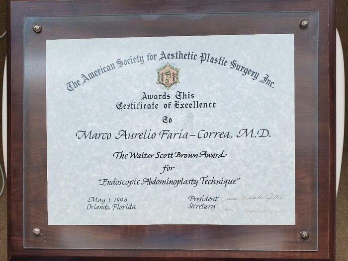 Dr. Marco Faria-Correa, seorang ahli Bedah Kosmetik terkemuka asal Brasil. Ia berinovasi di dunia bedah kosmetik dengan melibatkan peran robotika dan kecerdasan buatan.