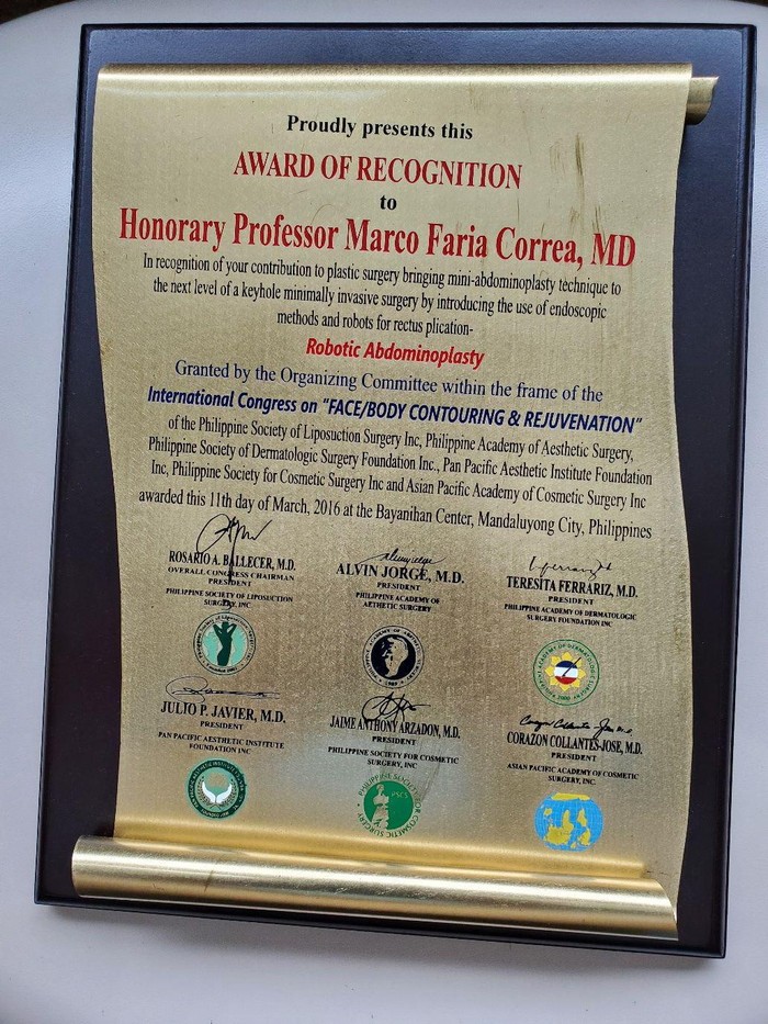 Dr. Marco Faria-Correa, seorang ahli Bedah Kosmetik terkemuka asal Brasil. Ia berinovasi di dunia bedah kosmetik dengan melibatkan peran robotika dan kecerdasan buatan.