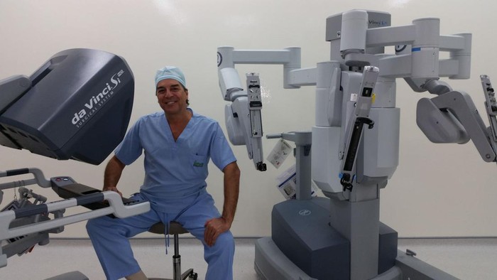 Dr. Marco Faria-Correa, seorang ahli Bedah Kosmetik terkemuka asal Brasil. Ia berinovasi di dunia bedah kosmetik dengan melibatkan peran robotika dan kecerdasan buatan.