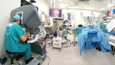 Canggih! Dokter Ini Berinovasi di Dunia Bedah Kosmetik Pakai Robot Lho