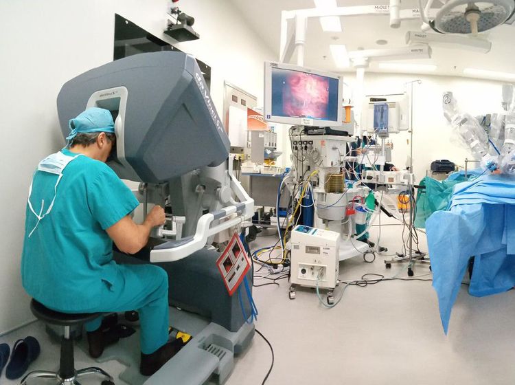 Canggih! Dokter Ini Berinovasi di Dunia Bedah Kosmetik Pakai Robot Lho