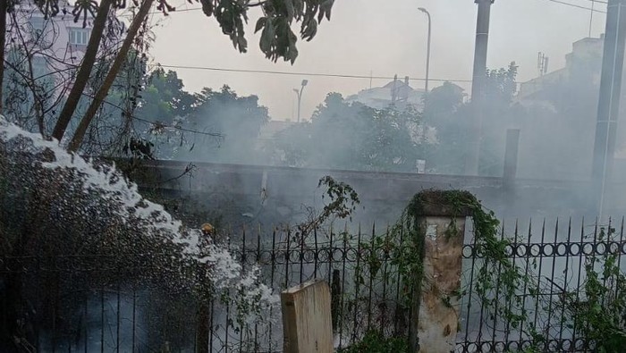Damkar padamkan sampah yang dibakar bocak di pinggir rel dekat stasiun pasar minggu