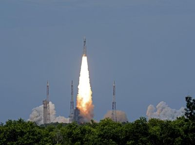 Detik-detik India Sukses Luncurkan Roket ke Bulan