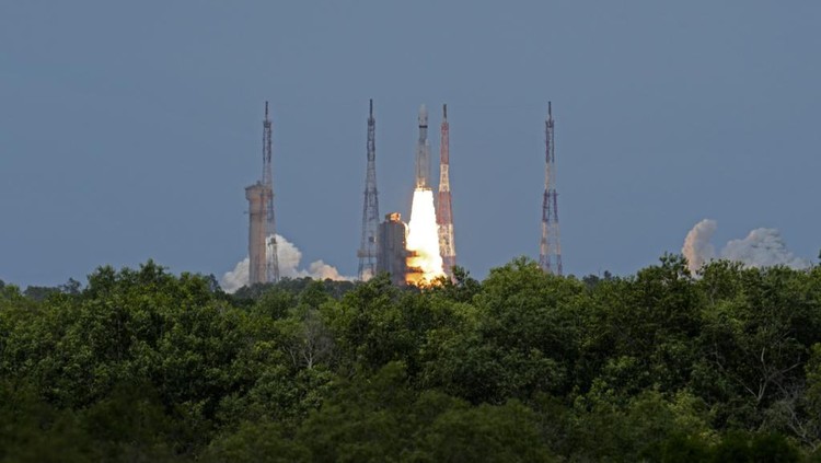 Detik-detik India Sukses Luncurkan Roket ke Bulan Indian spacecraft Chandrayaan-3, the word for moon craft in Sanskrit, blasts off from the Satish Dhawan Space Centre in Sriharikota, India, Friday, July 14, 2023. The Indian spacecraft blazed its way to the far side of the moon Friday in a follow-up mission to its failed effort nearly four years ago to land a rover softly on the lunar surface, the countrys space agency said. A successful landing would make India the fourth country, after the United States, the Soviet Union, and China, to achieve the feat. (AP Photo/Aijaz Rahi)
