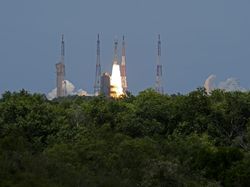 Detik-detik India Sukses Luncurkan Roket ke Bulan