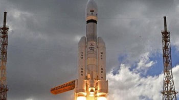 Roket Launch Vehicle Mark-3 (LVM3) yang mengangkut pengorbit, pendarat, dan penjelajah telah lepas landas pada pukul 14.35 waktu setempat, Jumat (14/7) dari pusat ruang angaksa Sriharikota, India. Indian Space Research Organisation/AP Photo 