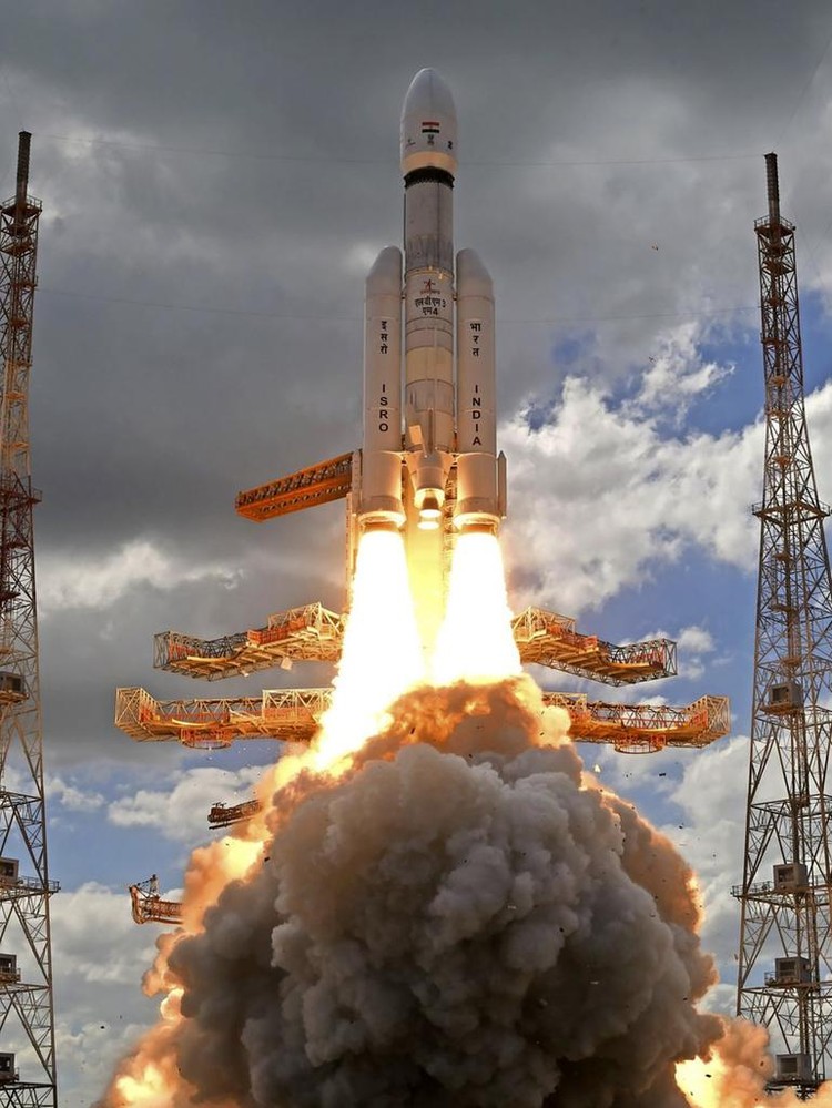 Detik-detik India Sukses Luncurkan Roket ke Bulan In this photo released by the Indian Space Research Organisation (ISRO), Indian spacecraft Chandrayaan-3, the word for “moon craft” in Sanskrit, lifts off from Sriharikota, India. The spacecraft blazed its way to the far side of the moon Friday in a follow-up mission to its failed effort nearly four years ago to land a rover softly on the lunar surface, the countrys space agency said. A successful landing would make India the fourth country, after the United States, the Soviet Union, and China, to achieve the feat. (Indian Space Research Organisation via AP)