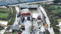 Kementerian Dalam Negeri melaporkan sebanyak 33 orang tewas dan 10 lainnya hilang dalam hujan deras, sebagian besar terkubur oleh tanah longsor atau setelah jatuh ke dalam waduk yang banjir. AP/Kim Ju-hyung 