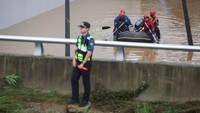 Tim SAR berusaha melakukan penyelamatan untuk menjangkau orang-orang yang terperangkap di terowongan banjir. REUTERS/Kim Hong-Ji 