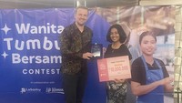 Direktur Labamu Arnold Sebastian Egg menghadiri Grand Gala Award Night Kontes Wanita Tumbuh Bersama (WTB). 
