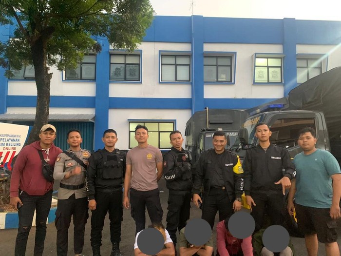 Empat remaja di Cibinong ditangkap polisi dalam keadaan mabuk usai hendak tawuran (dok. Humas Polres Bogor)