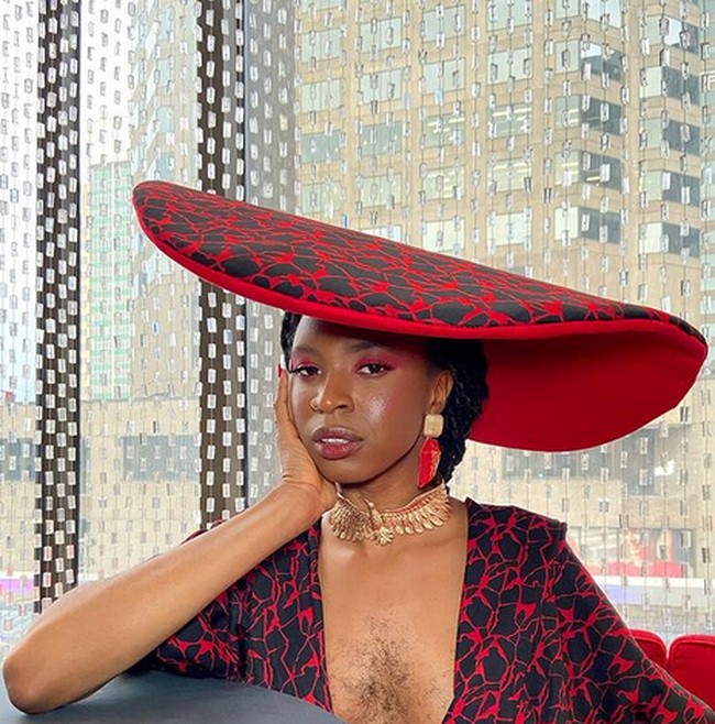 “Aku ingin berbagi kisahku dan mulai mendiskusikan tentang feminitas, bulu pada tubuh perempuan dan kecantikan. Aku ingin menunjukkan kepada khalayak, sebagai wanita bisa cantik dengan bulu tubuhmu,” ujar wanita yang menjadi aktivis perempuan itu. Foto: dok. Instagram/@queen_esie