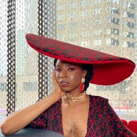 “Aku ingin berbagi kisahku dan mulai mendiskusikan tentang feminitas, bulu pada tubuh perempuan dan kecantikan. Aku ingin menunjukkan kepada khalayak, sebagai wanita bisa cantik dengan bulu tubuhmu,” ujar wanita yang menjadi aktivis perempuan itu. Foto: dok. Instagram/@queen_esie